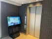 【シニア/ファミリー層】分譲マンションでいつも通る場所に！デジタルサイネージ広告